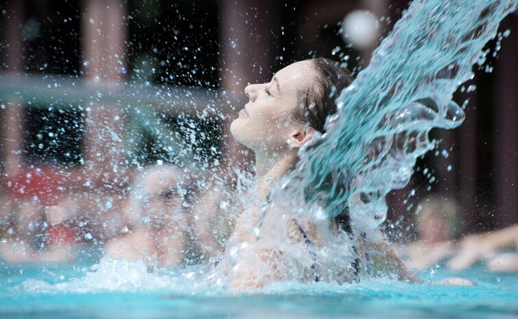 Sonnenhof Therme Titelbild Badende Frau in der Sonnenhof Therme