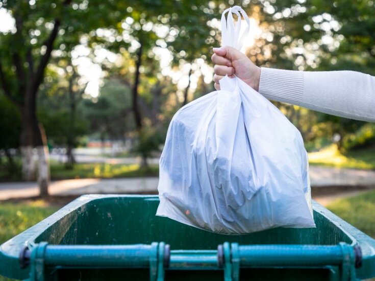Müll derin einen Container entsorgt wird