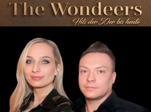 Bandfoto von The Wondeers: Porträt einer Frau und eines Mannes vor schwarzem Hintergrund; oberhalb steht der Schriftzug „The Wondeers – Hits der 50er bis heute“