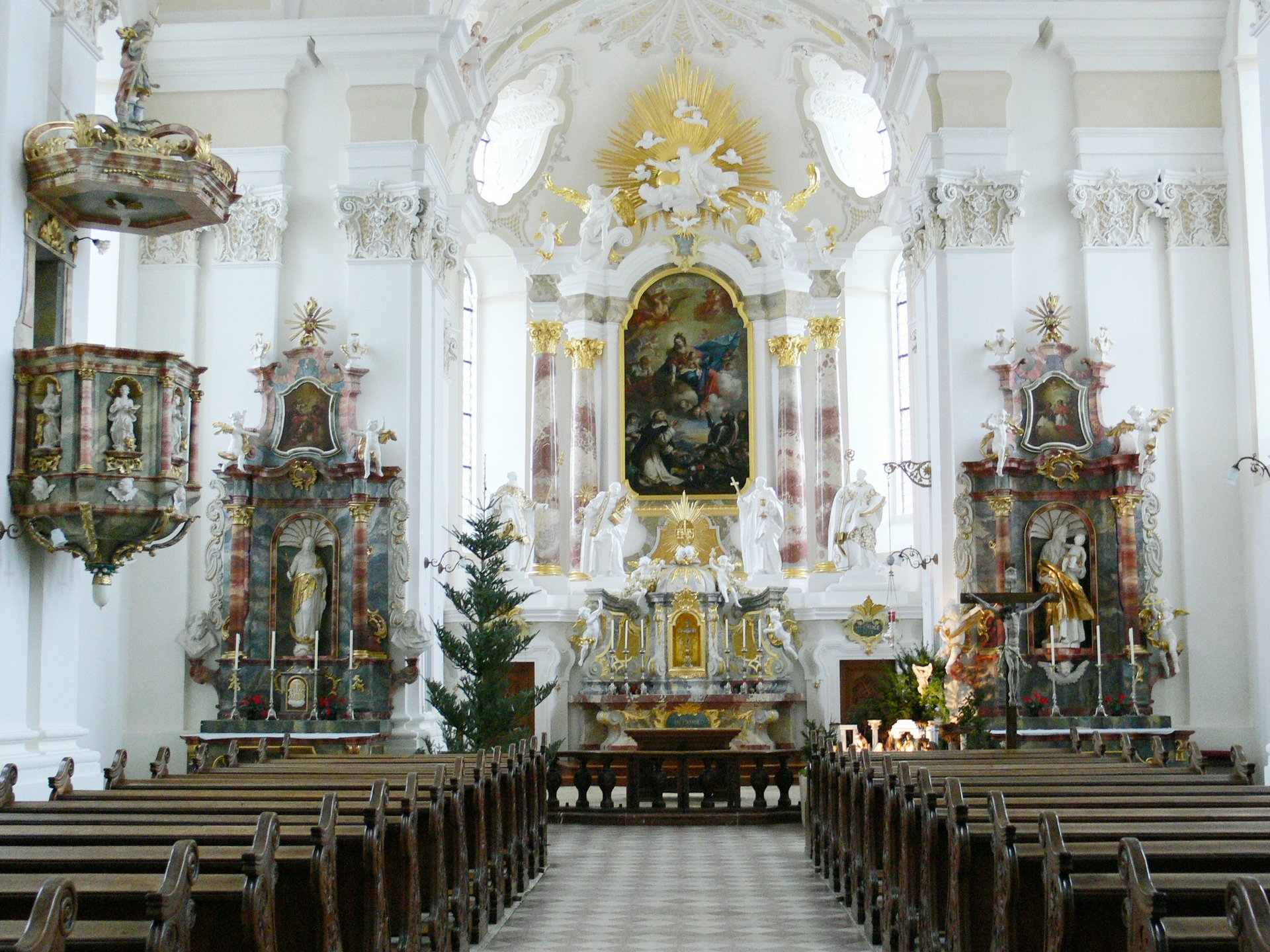 Klosterkirche Sießen Blick auf den Chorraum und die Seitenaltäre