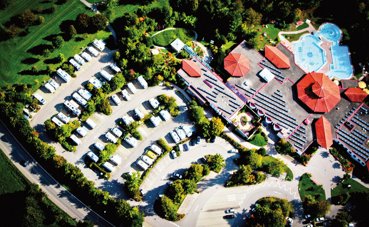 Luftaufnahme der Sonnenhof-Therme mit Wohnmobil-Stellplatz