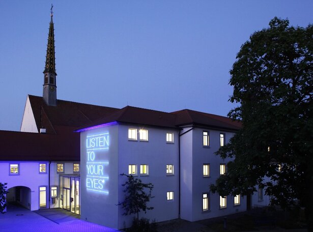 Ein Kloster bei Dämmerung.