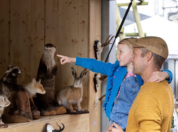 Happy Family Day Kind mit Vater zeigt auf Wildtiere