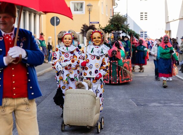 Verkleidete Narren ziehen beim traditionellen Narrensprung durch die Altstadt