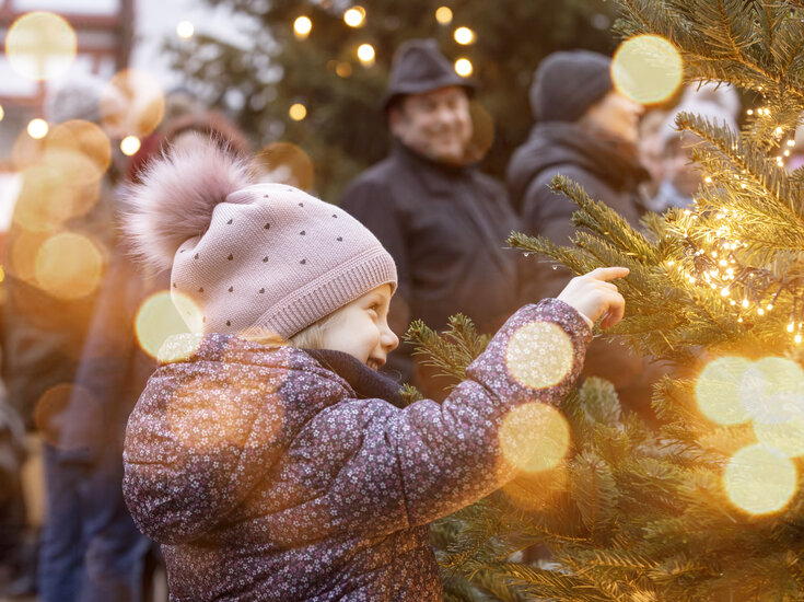 TBG_Weihnachtsdorf_Kind_vor_Baum