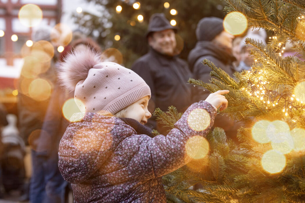 TBG_Weihnachtsdorf_Kind_vor_Baum