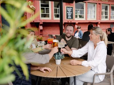 eine Gruppe von Freunden trinken gemeinsam etwas