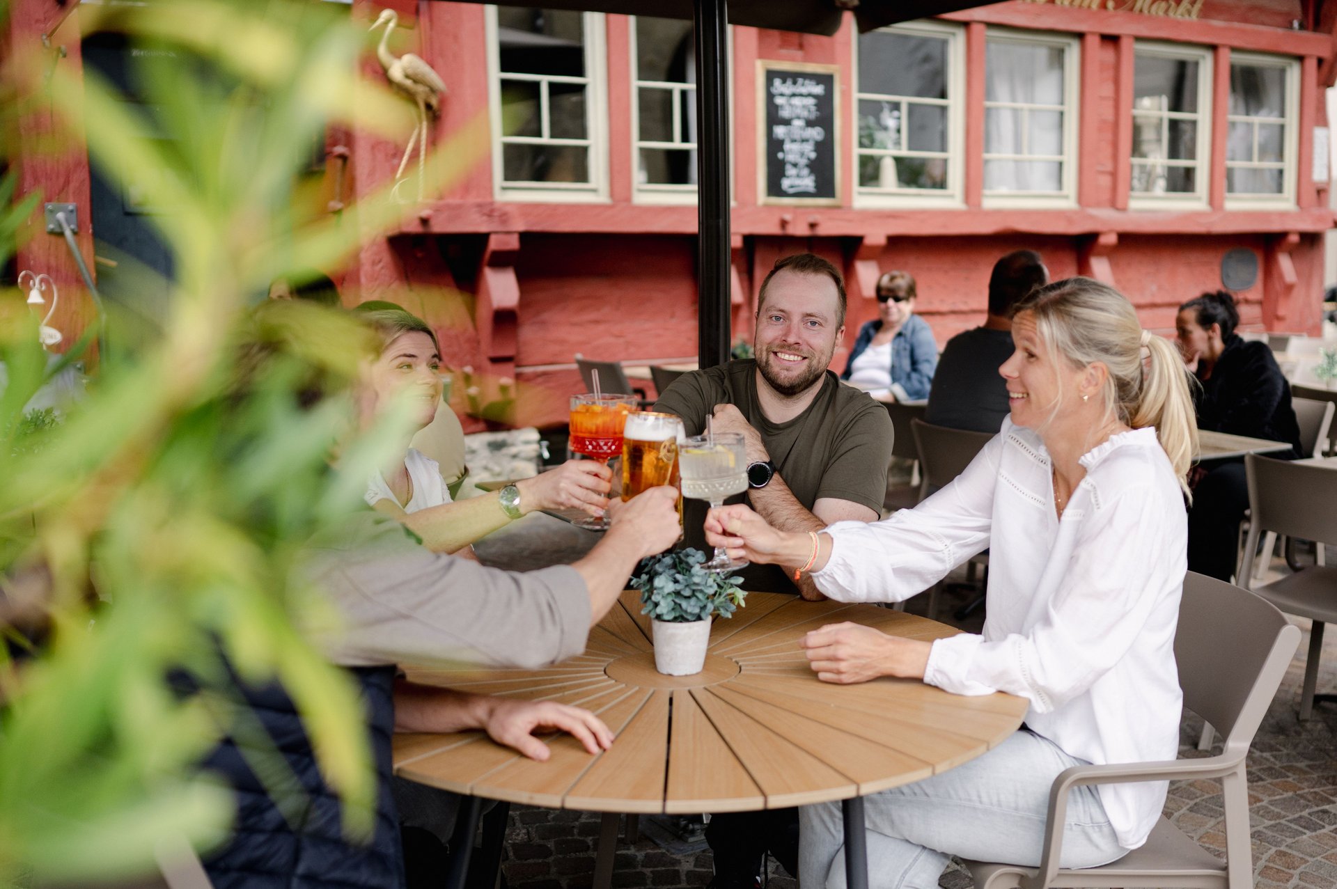eine Gruppe von Freunden trinken gemeinsam etwas