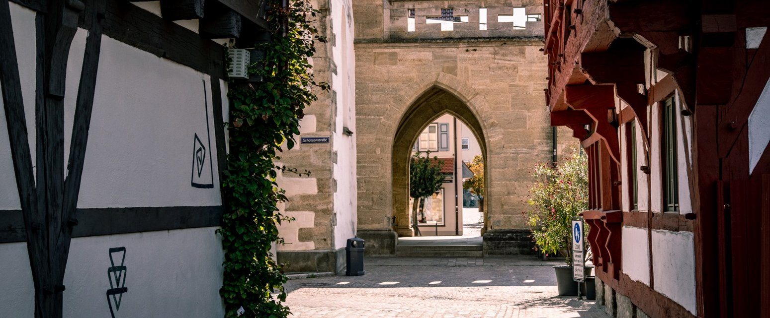 Stadtführung Bad Saulgau Altstadt mit Portal der Stadtkirche und Fachwerkhäusern
