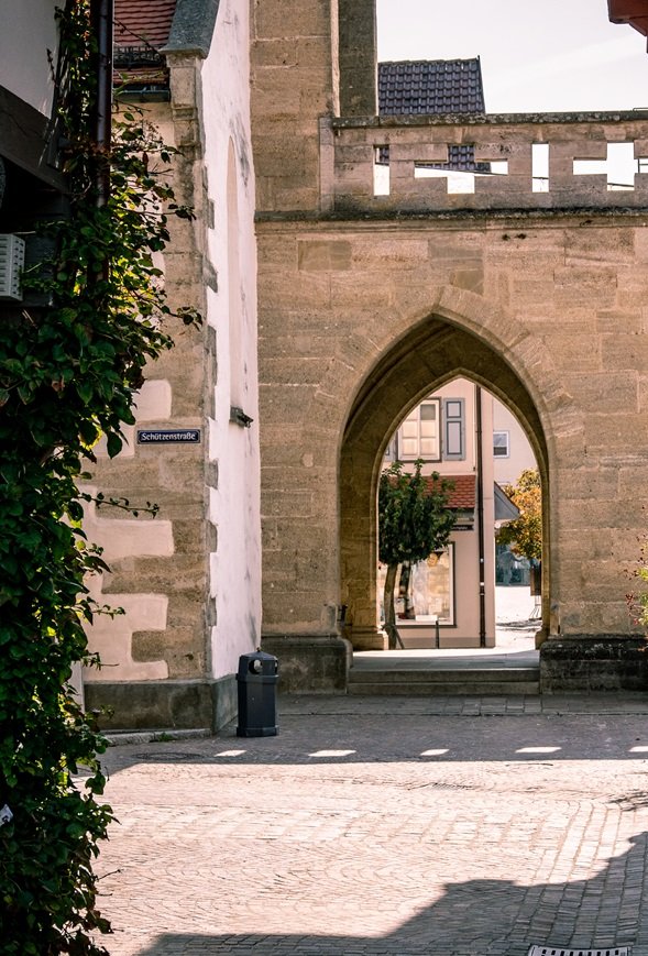 Stadtführung Bad Saulgau Altstadt mit Portal der Stadtkirche und Fachwerkhäusern