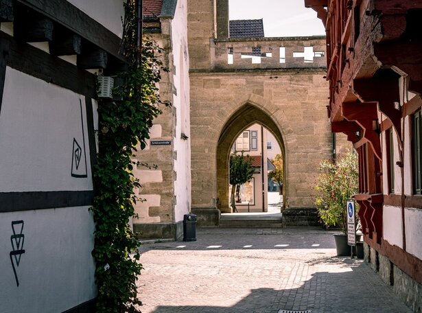 Stadtführung Bad Saulgau Altstadt mit Portal der Stadtkirche und Fachwerkhäusern