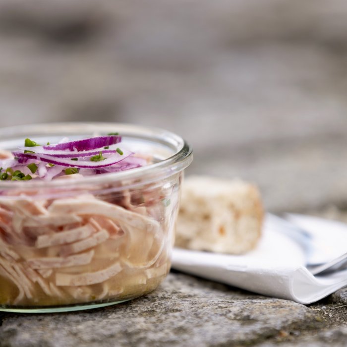 Ein Wurstsalat in einer kleinen Schüssel.