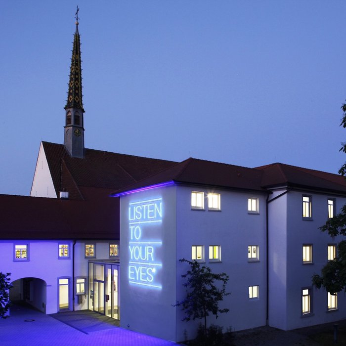 Ein Kloster bei Dämmerung.