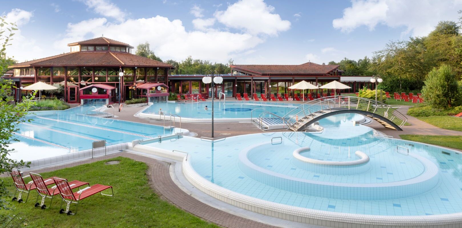 Ansicht Sonnenhof-Therme Außenbecken Außenansicht auf die Sonnenhof-Therme Bad Saulgau