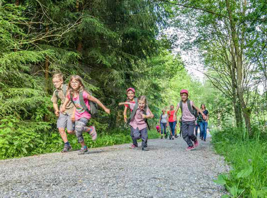 Kinder machen einen Spaziergang durch den Natur Themen Park.