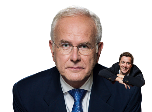 Porträt eines älteren Mannes im Anzug mit ernstem Blick, daneben ein kleiner dargestellter Mann, der lächelnd und locker auf seiner Schulter lehnt