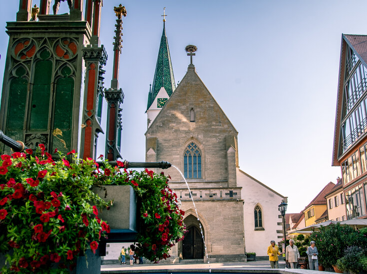 Ein Marktplatz vor einer Kirche.