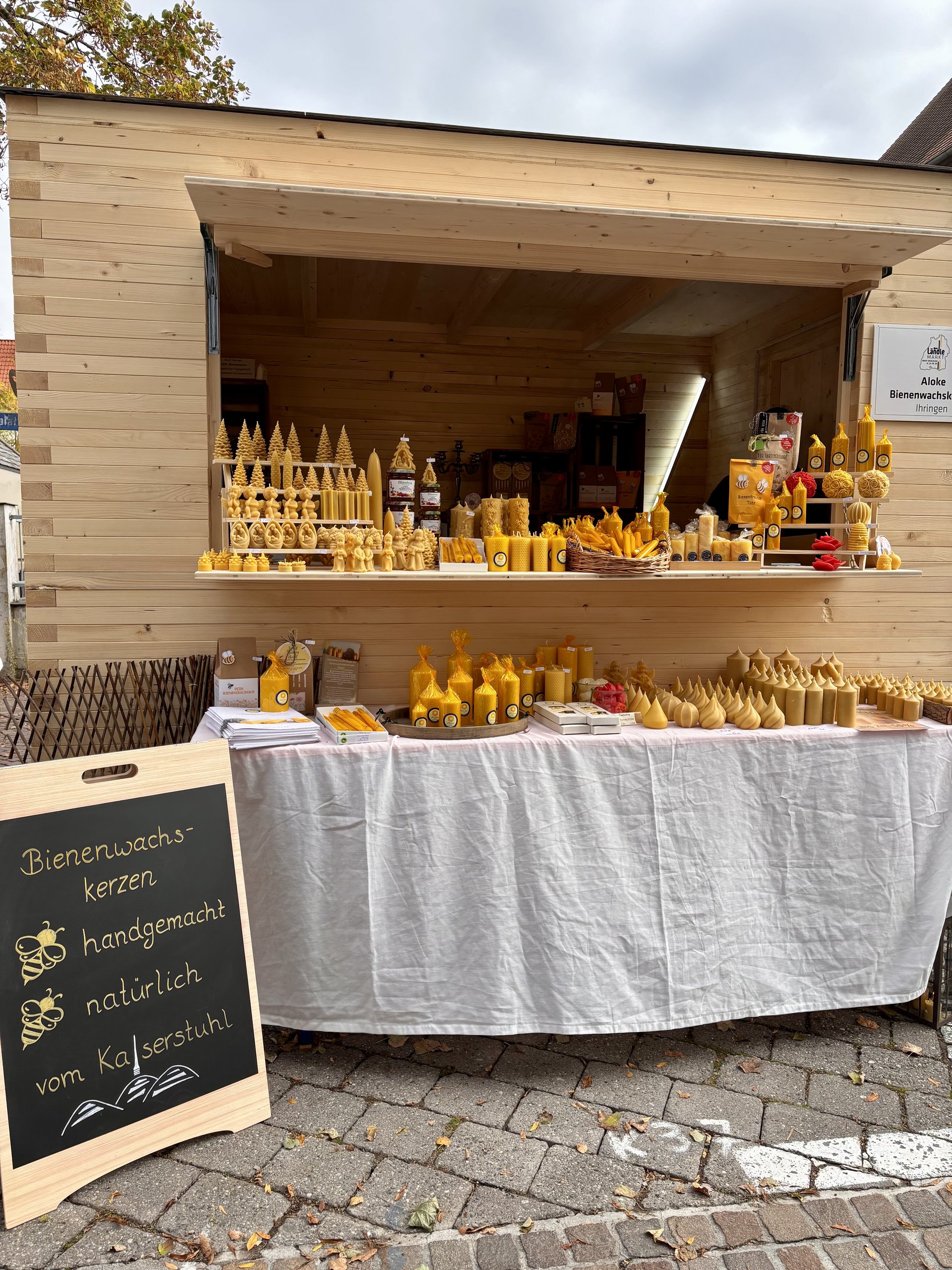 Hütte mit Bienenwachskerzen