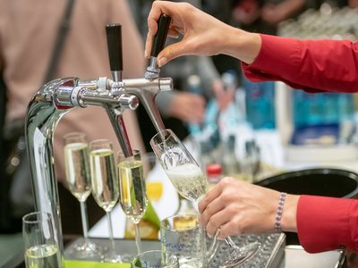 Gläser mit Sekt werden gefüllt.
