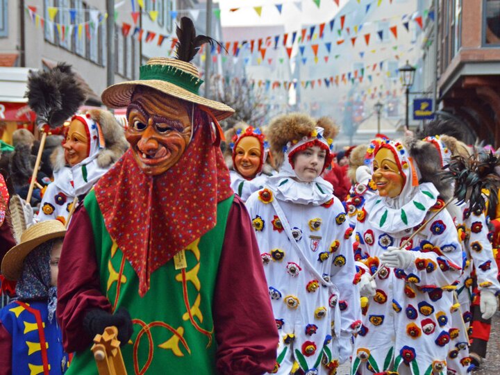 Verkleidete Personen mit Masken bei einem Fasnet Umzug in Bad Saulgau