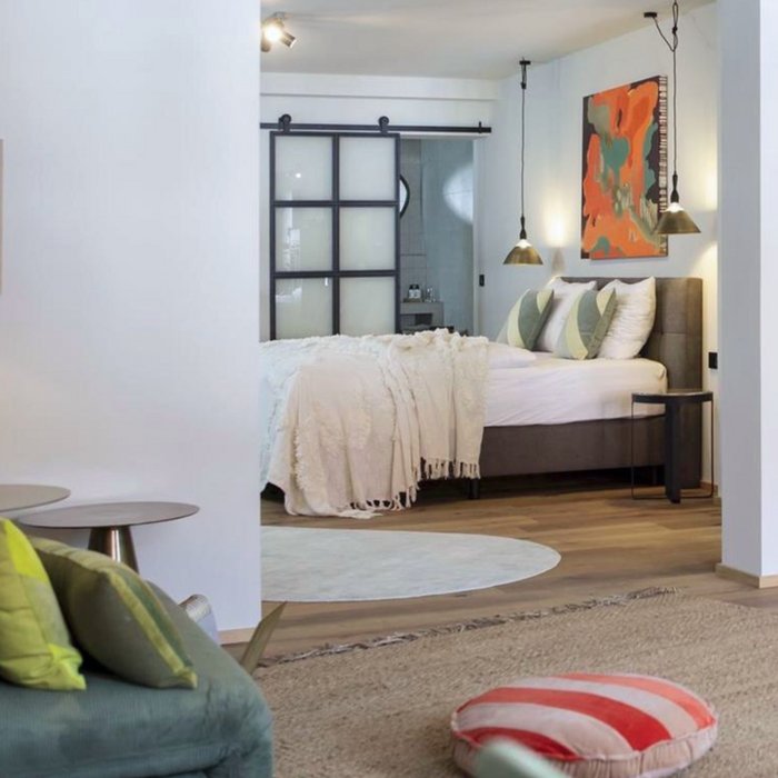 Blick in ein modern eingerichtetes Loft.