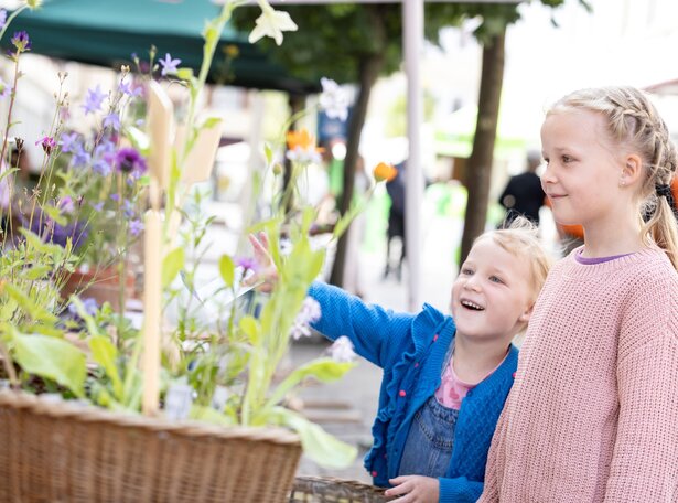 Happy Family Day Kinder bestaunen Blumen