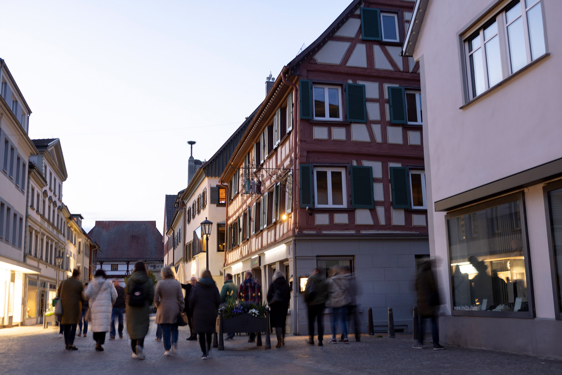 Personen spazieren durch die Stadt.
