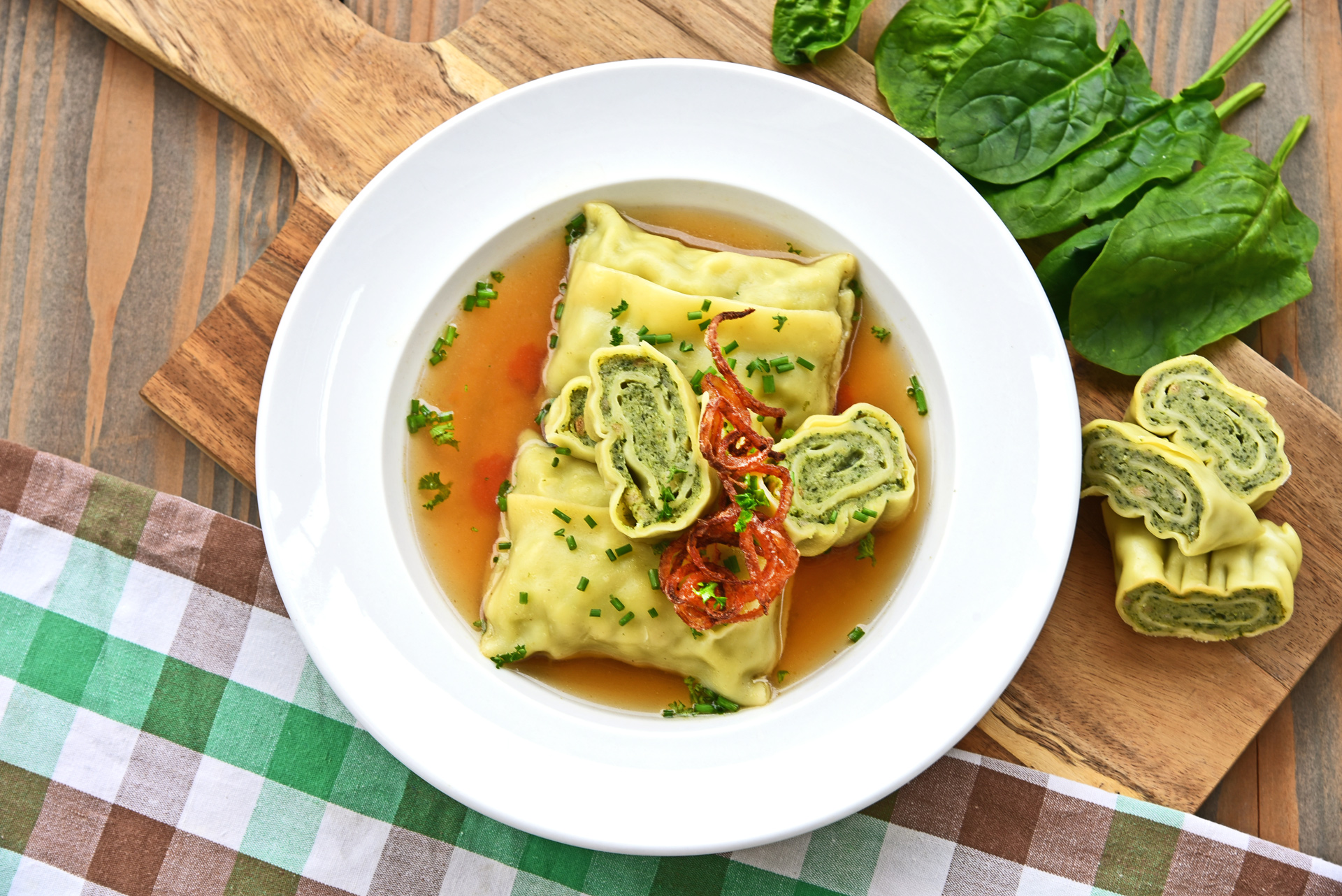 Teller mit einer Maultaschensuppe